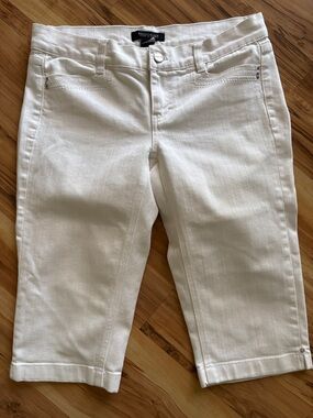 White House Black Market White Pull-On Capri Pants